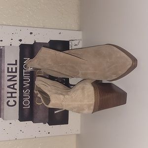 EUC Vince Camuto "Gredile" ankle booties in tortilla, sz 7m/ eu 37.5